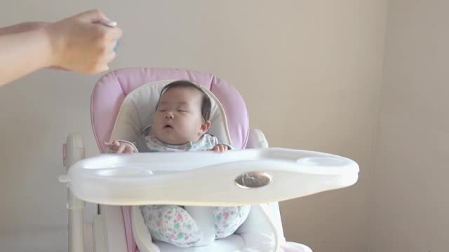 宝宝吃辅食视频素材
