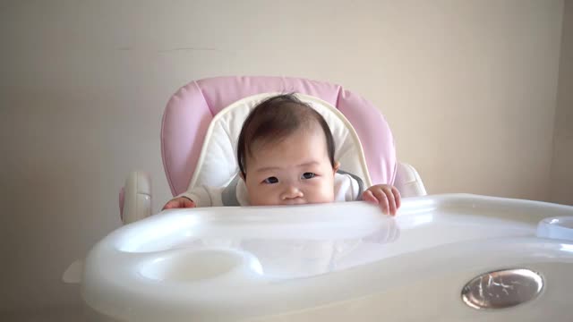 小宝宝坐餐椅带摇镜视频素材