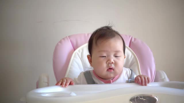 小宝宝坐餐椅带摇镜视频素材