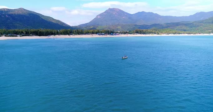 深圳西涌（西冲）海景追船航拍视频素材