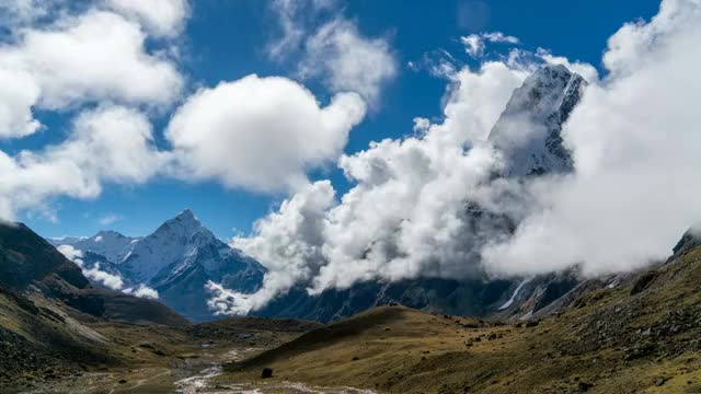 尼泊尔EBC卓拉垭口山脚看阿玛达布拉姆峰的延时视频素材