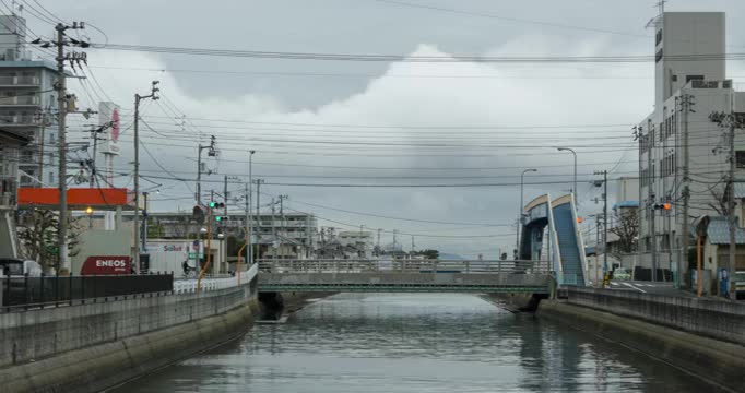 日本高松，流动的云和公路视频素材
