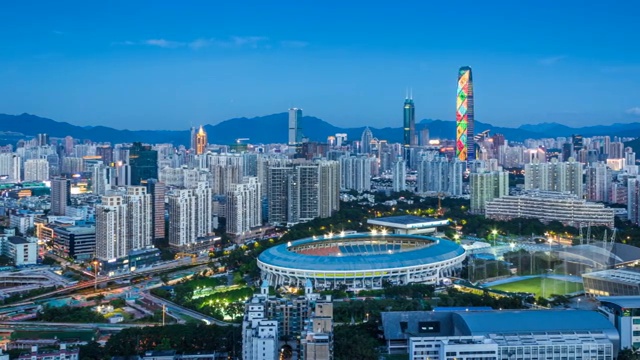 深圳城市建筑从白昼到夜晚的天际线，水平视角移动视频素材