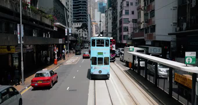 前行中国香港电车与港岛城市景观视频下载