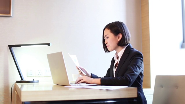 年轻商务女士在使用笔记本电脑工作视频素材