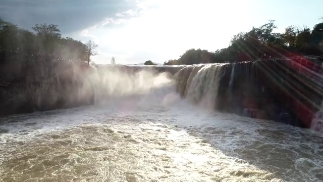世界地质公园牡丹江镜泊湖吊水楼瀑布秋天视频素材