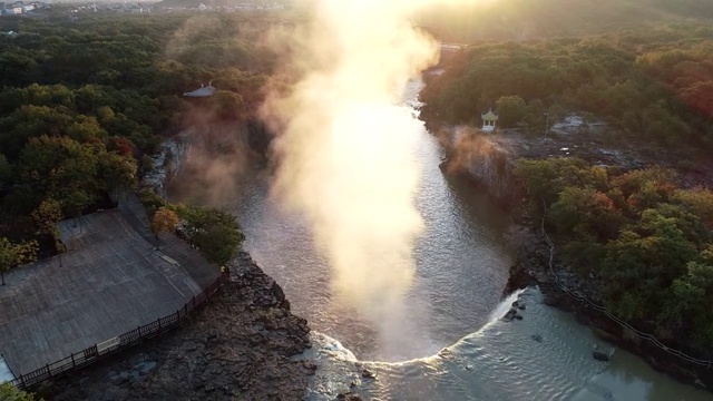 世界地质公园牡丹江镜泊湖吊水楼瀑布秋季日出视频素材