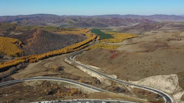 秋季赤峰山间的公路视频素材