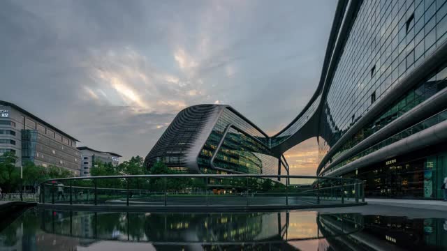 现代抽象建筑-上海凌空SOHO视频素材