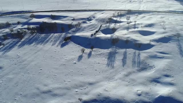 航拍雪地覆盖的草原视频素材