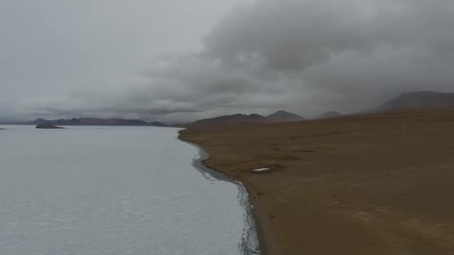 航拍冰雪覆盖的山区冰湖视频素材