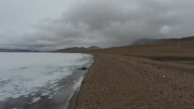 航拍冰雪覆盖的山区冰湖视频素材