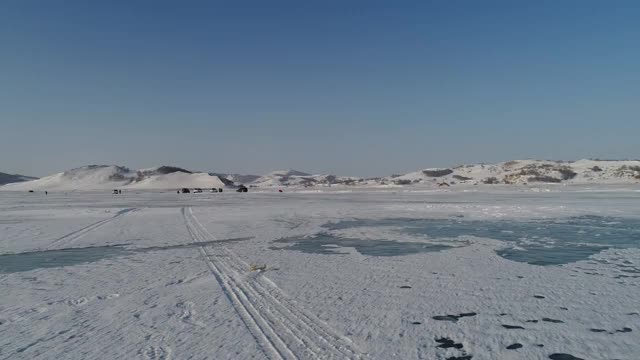 航拍雪地上的冰湖视频素材