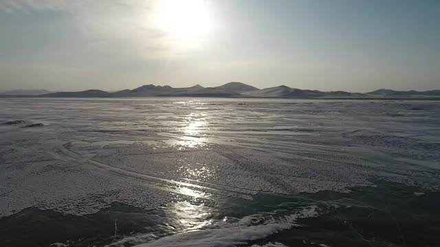 航拍雪地上的冰湖视频素材