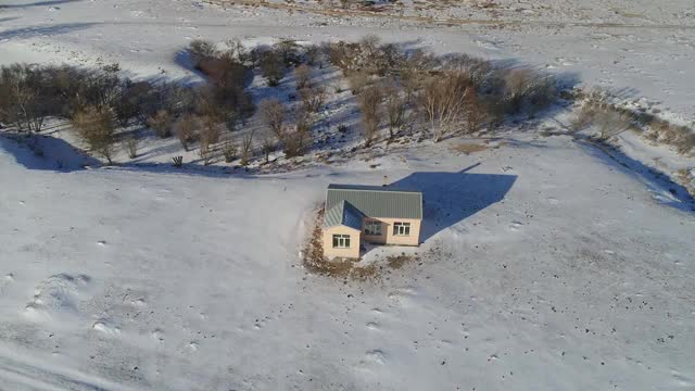 航拍雪地上的房屋建筑视频素材