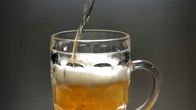 倒入杯子里的啤酒视频素材