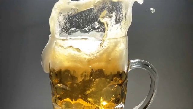 倒入杯子的啤酒视频素材
