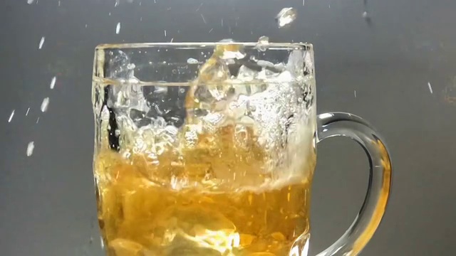 杯子中的啤酒视频素材