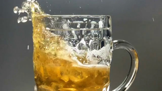 玻璃杯中的啤酒视频素材