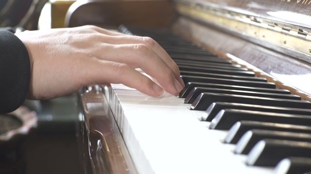 男生弹钢琴视频下载