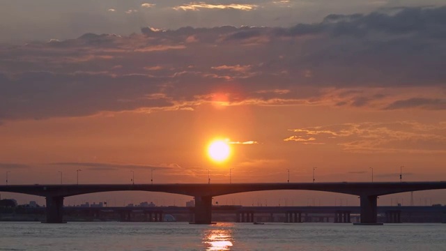 日落在汉城的一座桥和汉江上视频素材