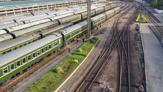 广东春运：广州市火车列车检修站正紧锣密鼓的检修火车视频素材