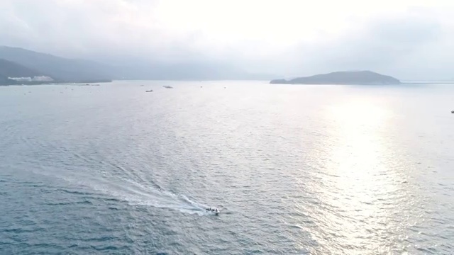 航拍三亚亚龙湾海面的游艇视频素材