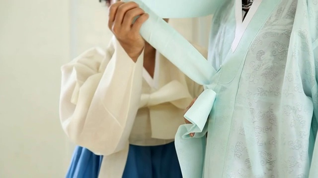 在外国学生面前讲解如何穿韩服(韩国传统服装)视频下载