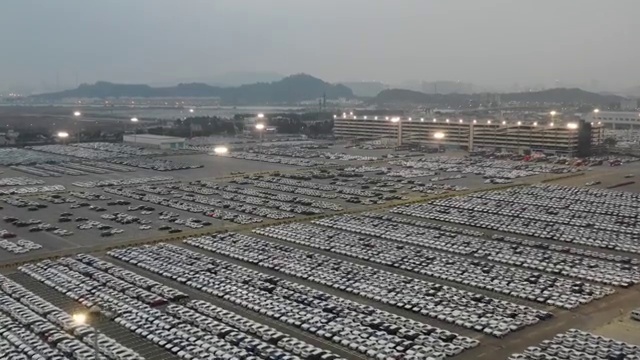 巨型停车场视频下载