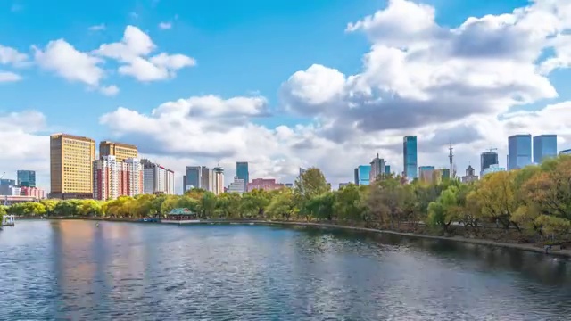 城市公园湖边蓝天延时摄影视频视频素材