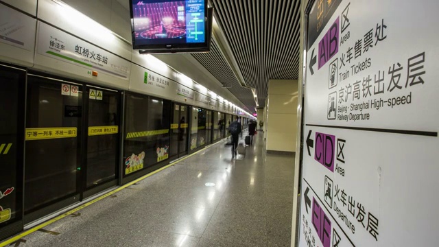 地铁到站上下客流 侧面延时摄影视频素材