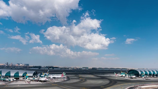 白天繁忙的阿联酋迪拜国际机场视频素材