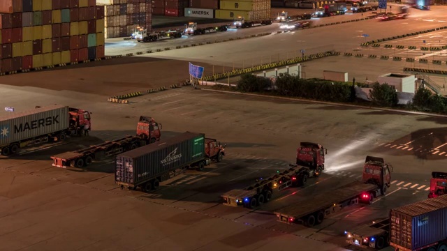 晚上集装箱卡车在上海洋山深水港货运码头运输视频素材