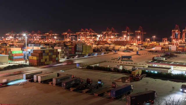 晚上集装箱卡车在上海洋山深水港货运码头运输视频素材