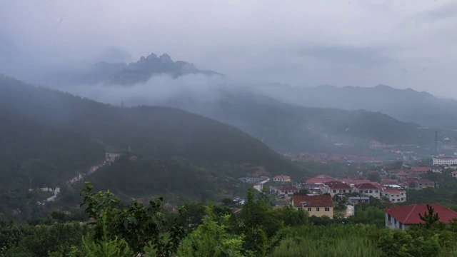 崂山云雾笼罩下的小山村视频素材