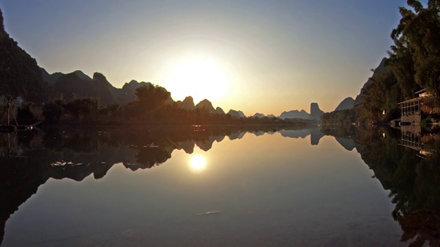 夕阳下村庄旁美丽的小河湾视频素材