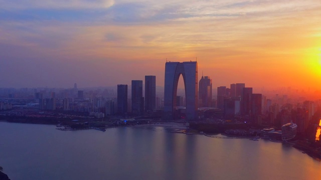 航拍日落时分的苏州金鸡湖城市风光视频下载