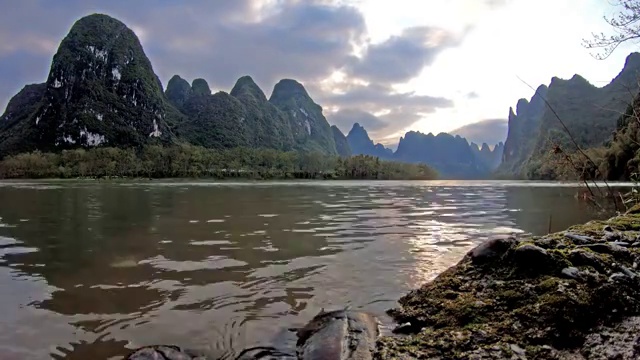 夕阳下的漓江河面视频素材
