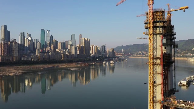 重庆城市风光在建的南纪门轻轨专用桥视频下载