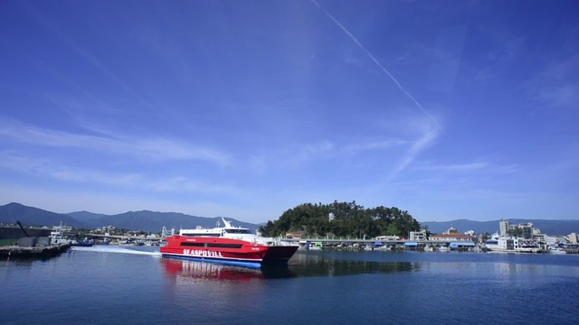 从江原道江陵客运码头出发的客船视频素材