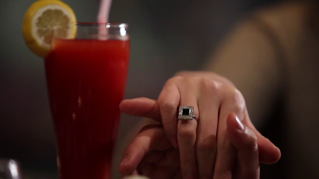 男人把戒指戴在她的手指上视频素材