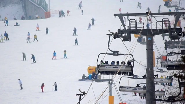 滑雪者和滑雪缆车在度假村的观点视频下载