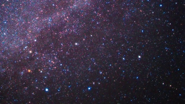 日三山(国家公园)正宁池山口上空爆发的英仙座流星雨视频下载
