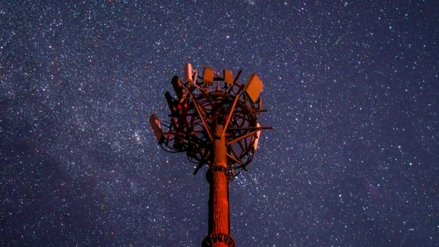 吉日三山(国家公园)正宁池山口星空下的无线电基站塔视频素材