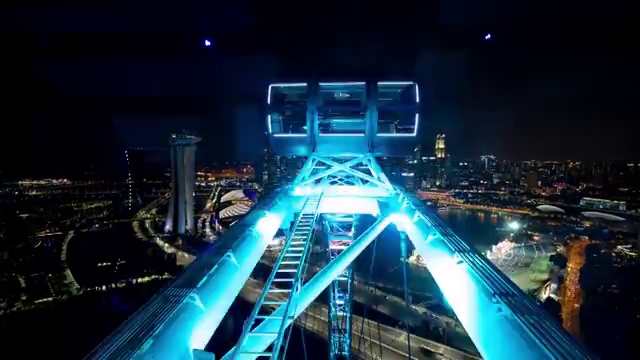 摩天轮视角下的新加坡夜景延时摄影视频素材