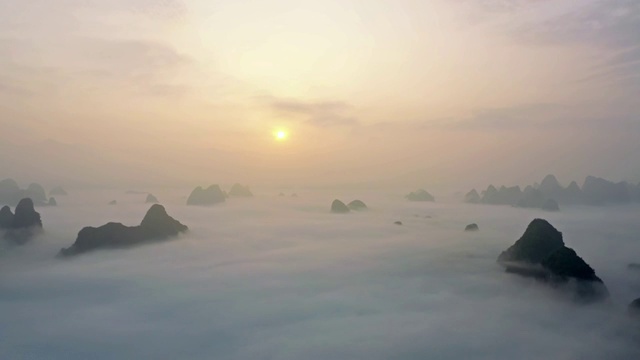日出云雾缭绕的群山视频素材