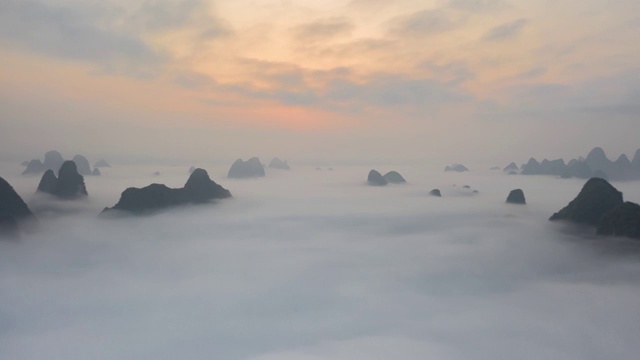 日出云雾缭绕的群山视频素材