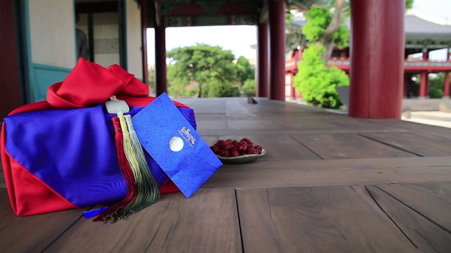 在韩屋(传统的韩国房子)的地板上有一个布和枣的礼物。视频下载