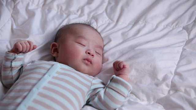 一个婴儿睡觉视频素材