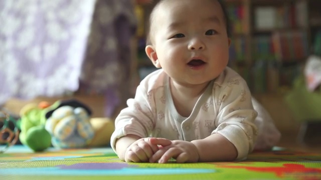 一个韩国婴儿在学习和微笑视频下载